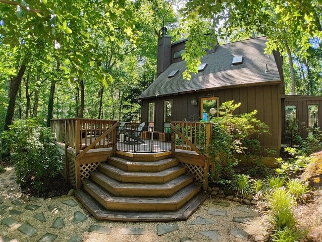 Building Photo - Updated Two bedroom Contemporary with huge...