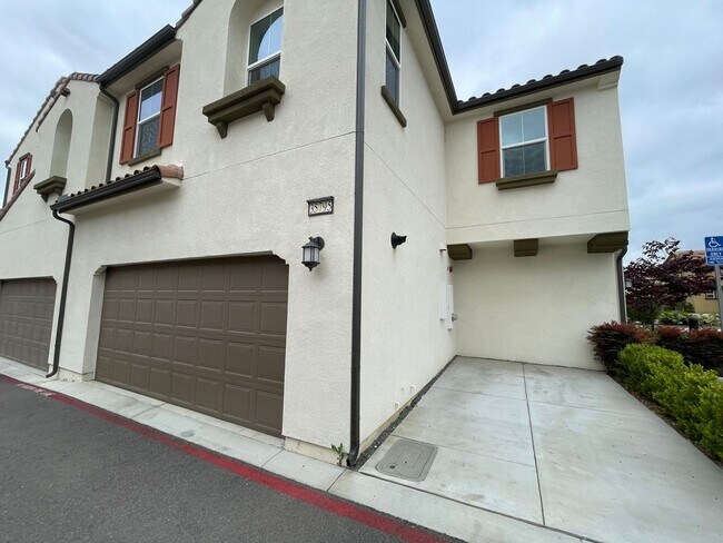 Building Photo - Luxury 4 Bedroom 3 Bathroom Home in a Gated Community in Murrieta!