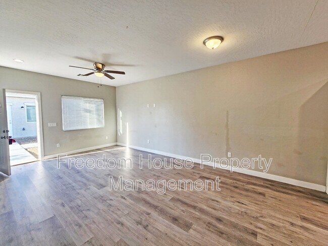 Building Photo - 1121 Sixshooter Ave