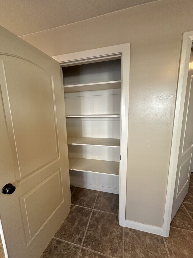 Building Photo - "Charming 3-Bed Townhouse in Cedar City – Spacious 1365 Sq Ft with 2.5 Baths!"