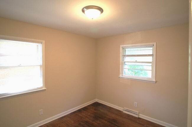 Building Photo - 155 1/2 Delmont Dr