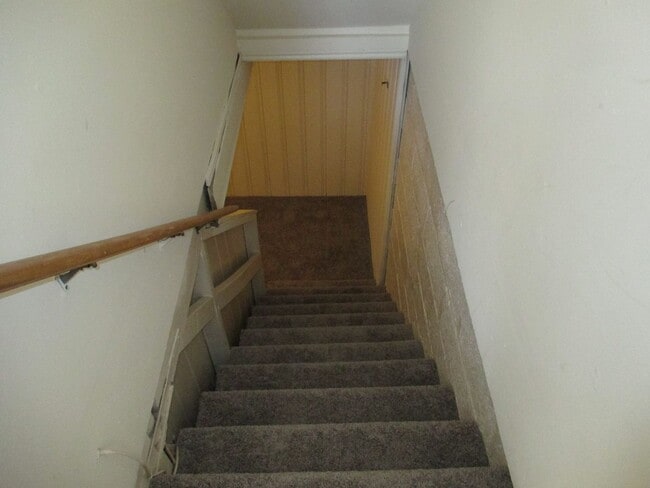 Building Photo - Semi-Deteched Near Hunington Metro!!