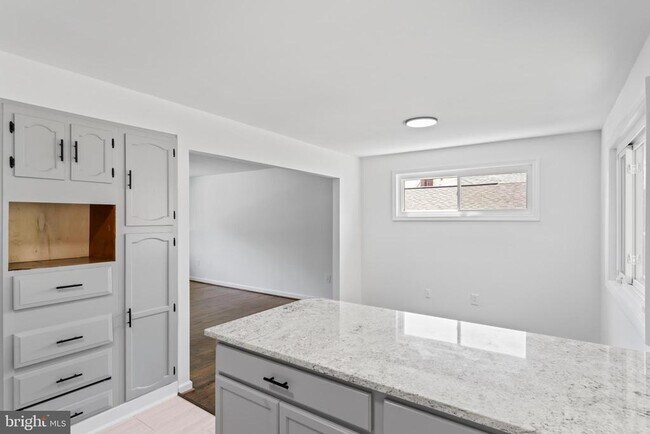 Building Photo - 2521 Fairhill Dr