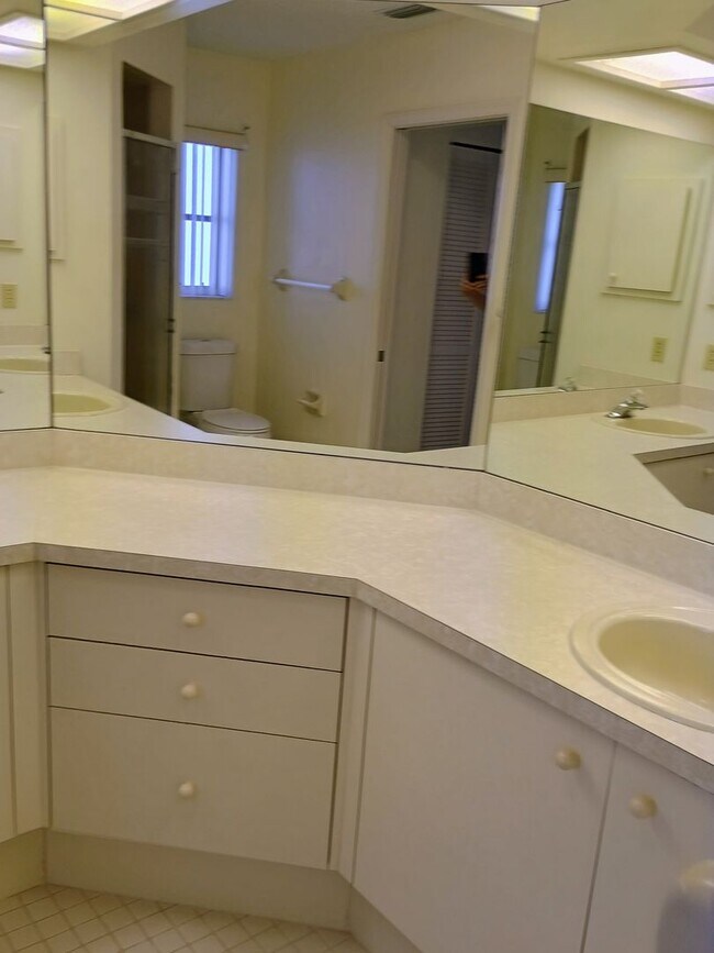 Building Photo - 2 bedroom 2 bathroom Large House for rent ...