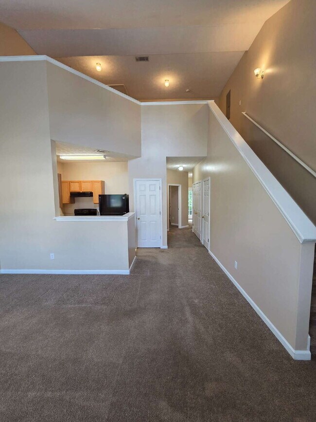 Building Photo - 2/2 Townhome close to shopping and dining