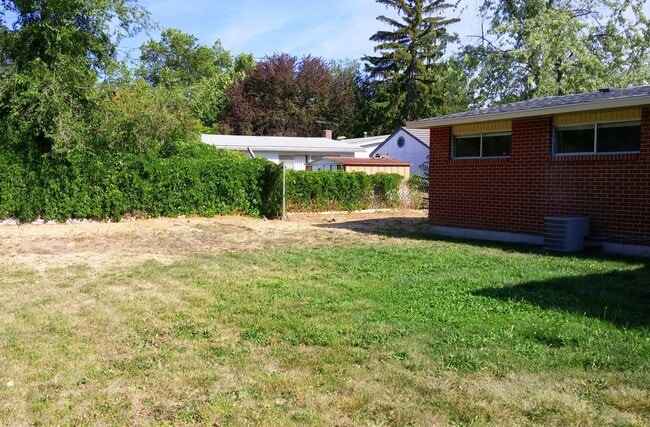 Building Photo - 2402 W Lemhi St