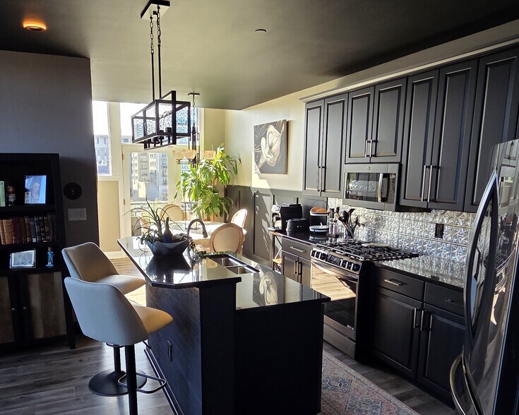 Building Photo - 1515 N Van Buren St