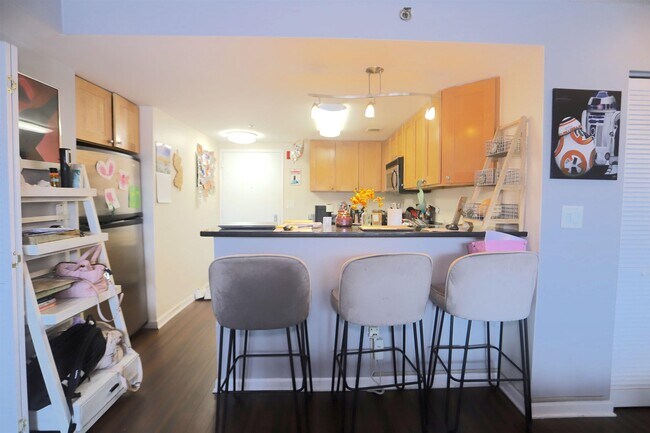 Building Photo - 700 1st St