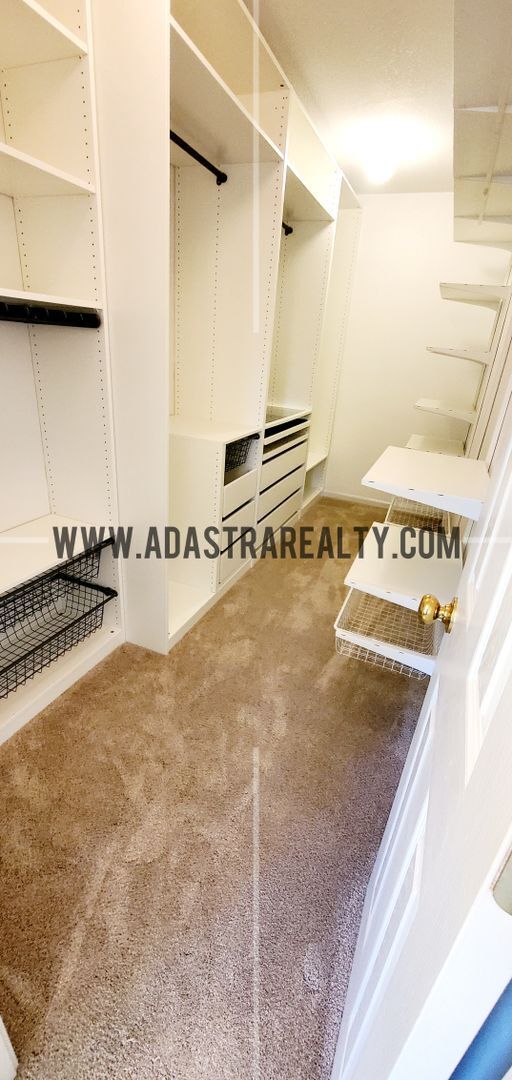 Building Photo - Gorgeous Updated Home in Blue Valley, South Overland Park-Available NOW!!