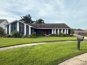 Building Photo - Rental Available Now in Lake Sherwood Acres!