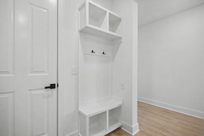 Building Photo - 3084 Claredon St