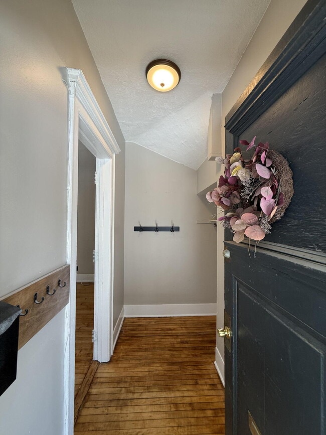 Building Photo - 133 E Lloyd St