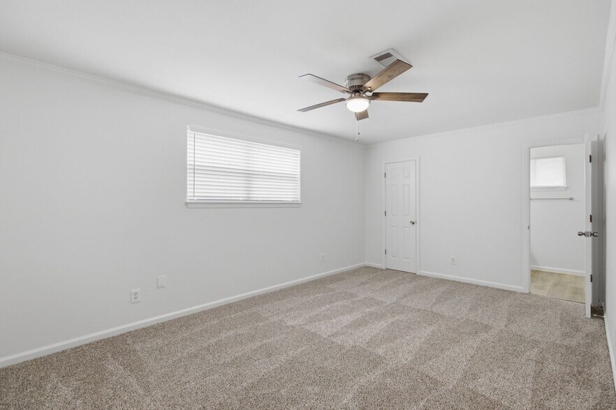 Building Photo - 6011 Bankside Dr