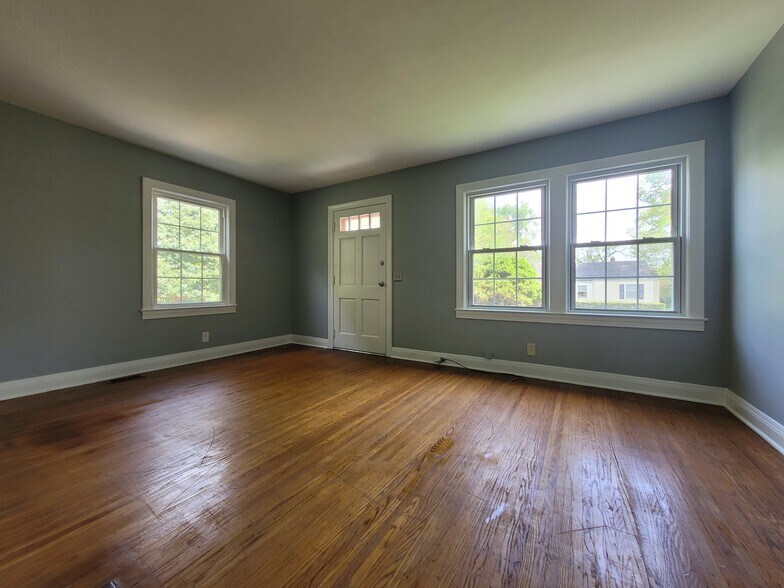 LR 2 - 8011 Greenway Dr