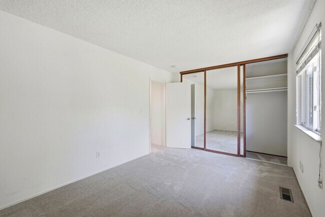 Building Photo - Luxury  2 bedroom Townhome in Great Location
