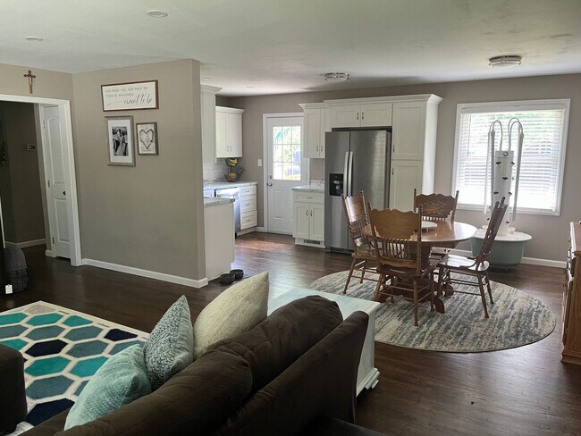 Building Photo - Charming 3BR/2BA house