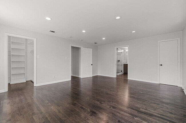 Building Photo - Tarrytown STUNNER!!!