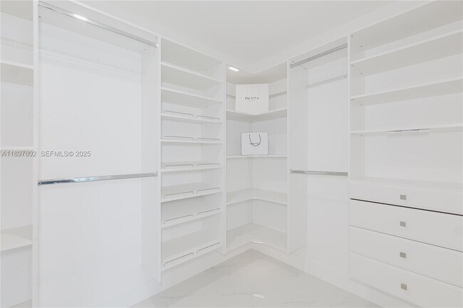 Building Photo - 700 NE 24th St