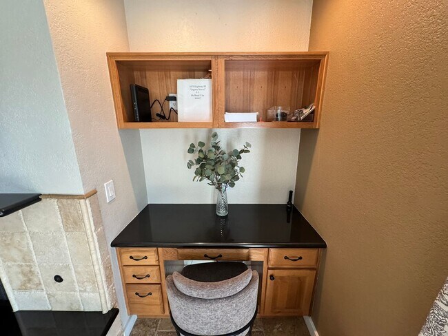 Building Photo - Riverfront 2BR Condo Great Views, Luxury Furnished incl UTILITIES