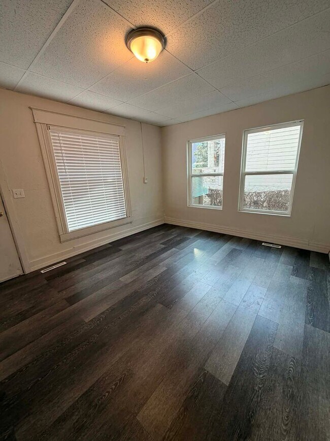 Building Photo - 210&amp;210 1/2 S Pearl