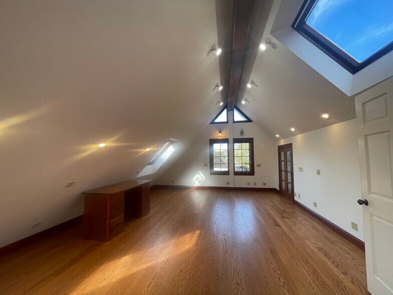 Building Photo - 200 Iris Way