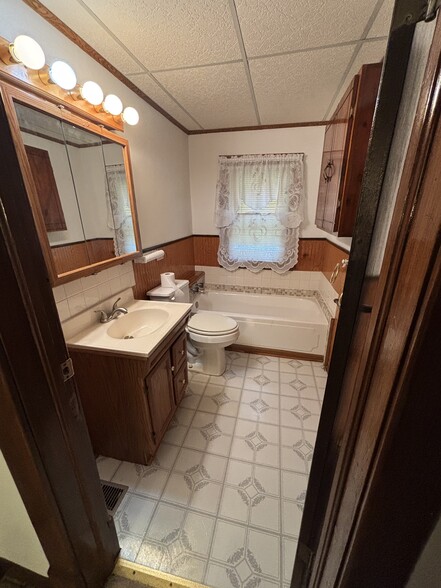Upstairs Full Bathroom (between bedrooms) - 590 S Henderson St