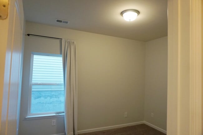 Building Photo - 2221 Silverton Dr