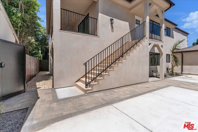 Building Photo - 6913 Encino Ave