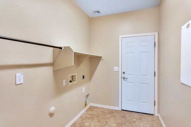 Building Photo - "Spacious 4-Bed Townhouse Oasis in Anthem – Modern Comfort Awaits!"