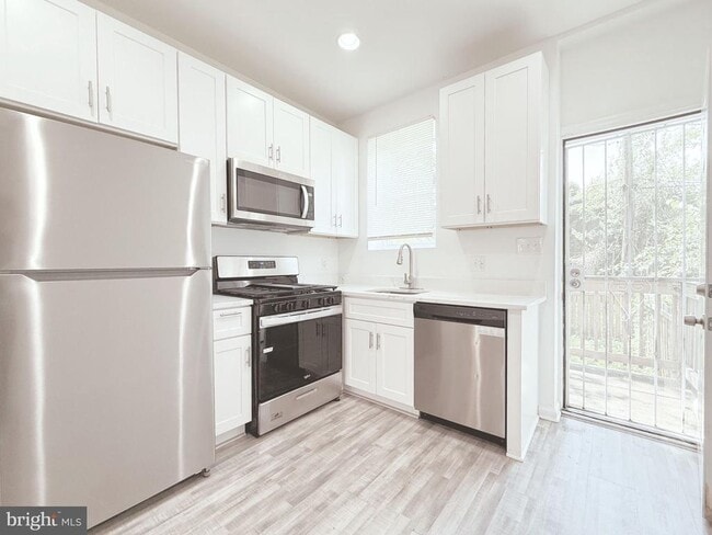Building Photo - 812 N Payson St