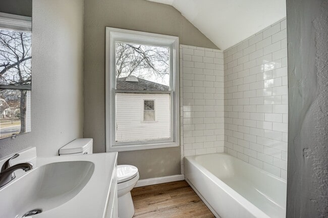 Building Photo - Freshly Updated 4 Bedroom House