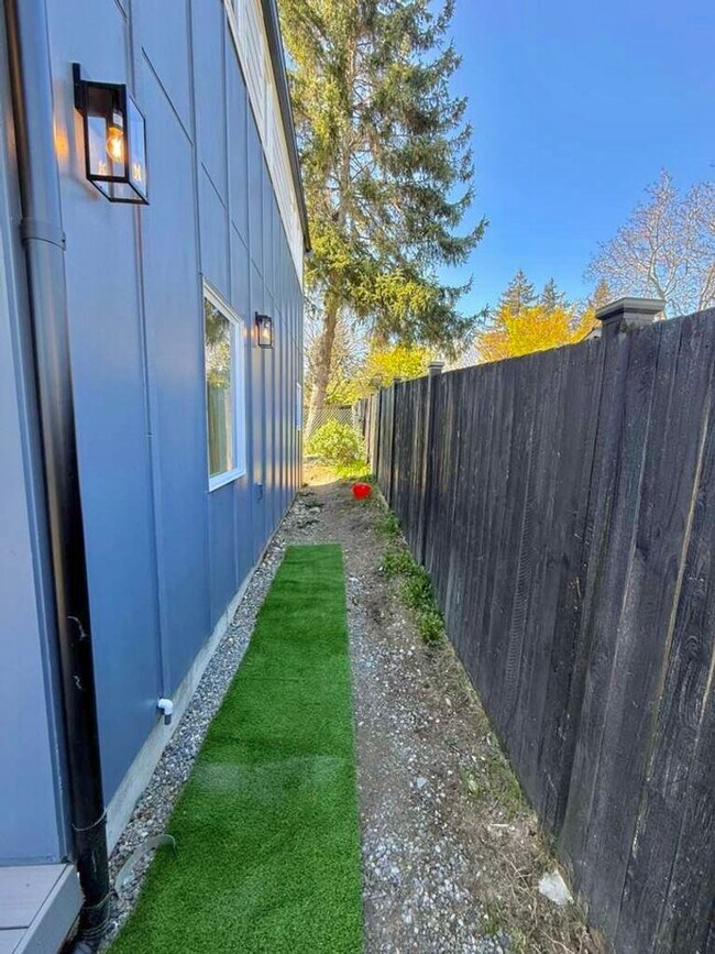 Building Photo - Arbor Heights 2-Bedroom Home in a Prime Location