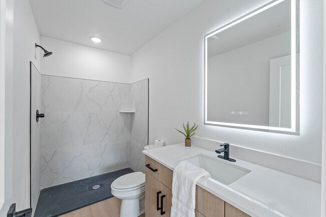 Building Photo - 1479 W Hendon St