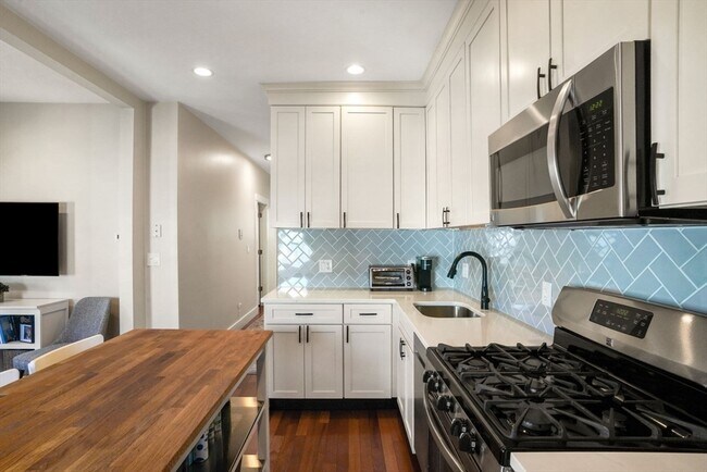 Building Photo - 596 E 2nd St