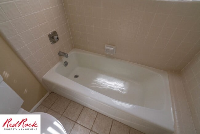 Building Photo - Spacious 5 Bedroom Home in A Quiet Communi...