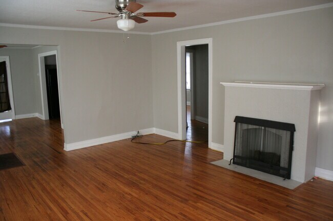 Building Photo - Beautiful North Side Craftsman!