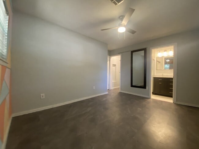Building Photo - 1714 Village Dr