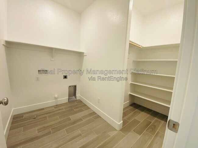 Building Photo - 2752 E Tamarind Dr