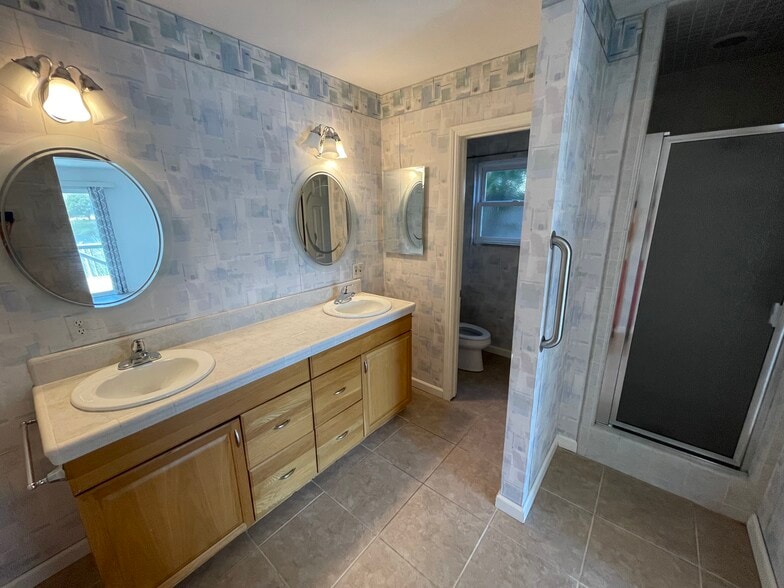 Private bathroom with separate toilet, shower and double vanity - 1534 Oceanaire Dr