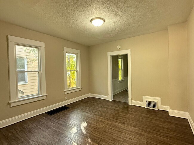 Building Photo - SL AAC1228