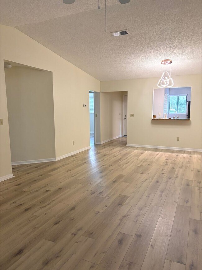 Building Photo - Beautifully updated 2 / 2 Condo