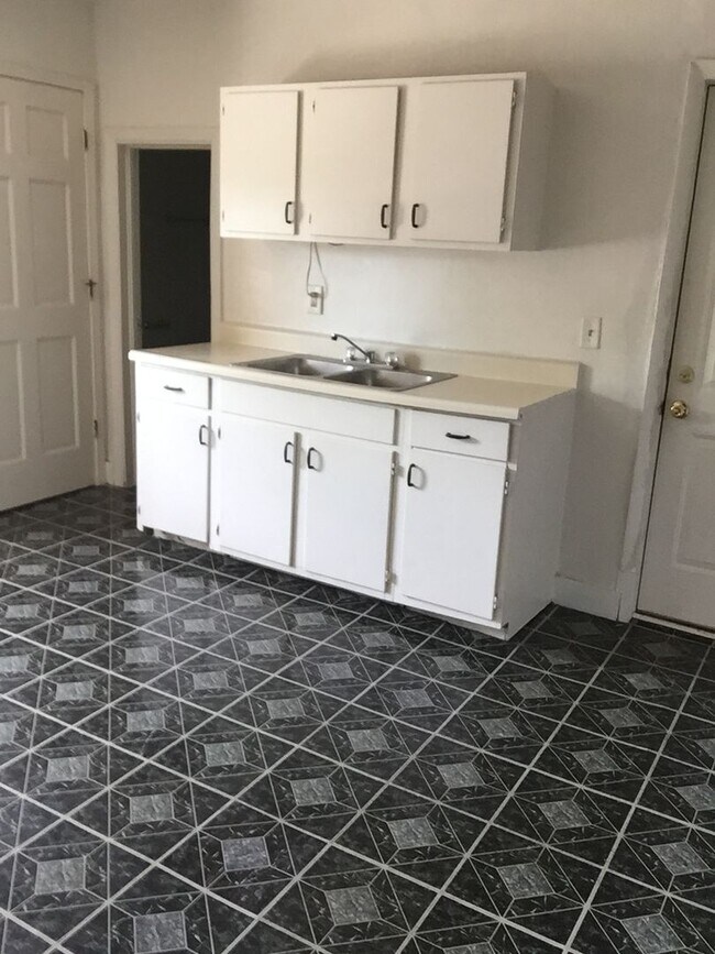 Building Photo - 110 W Walnut St