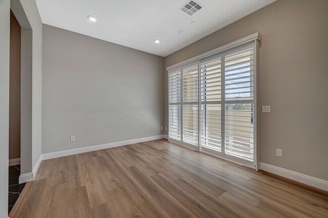 Building Photo - Mira Villa