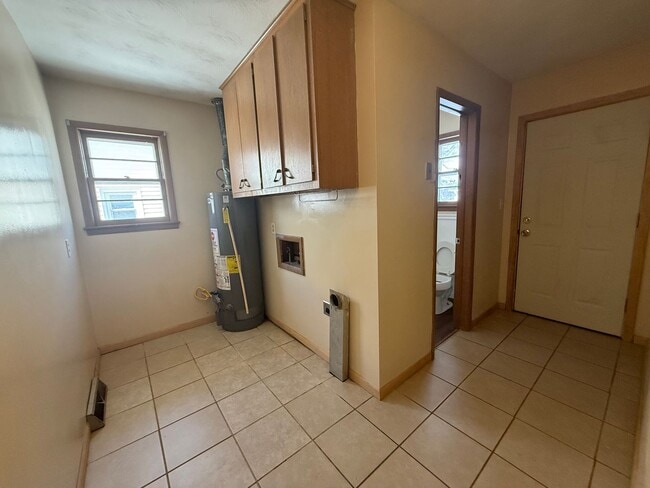 Building Photo - Available now 2 bedroom 2 bathroom 1 car garage fenced in backyard