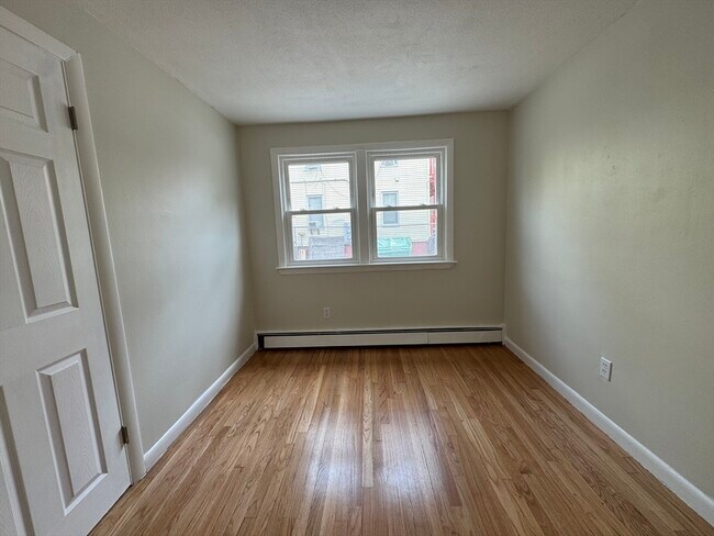 Building Photo - 51 Laighton St