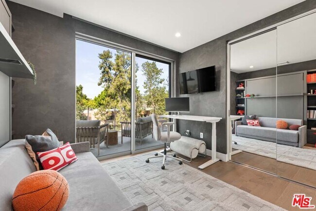 Building Photo - 728 N Sweetzer Ave