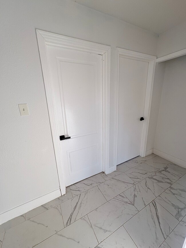 Building Photo - 3010 McCrarey Dr