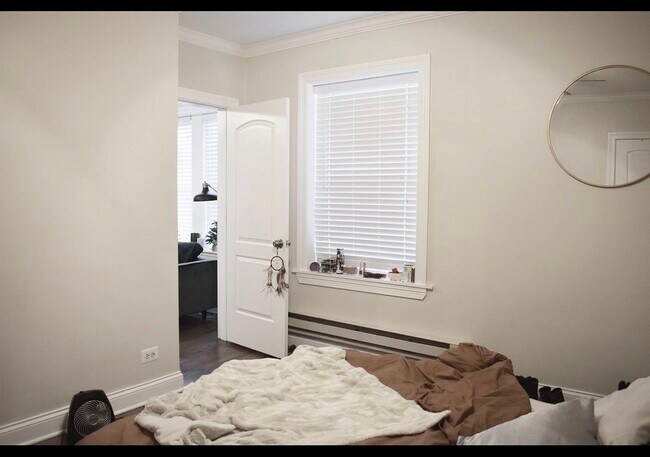 Building Photo - 3819 N Greenview Ave