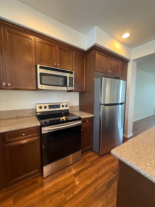 Building Photo - 2 Bedroom, 2.5 Bath Tri-level townhouse in Signal Hill