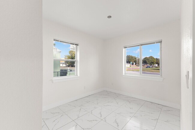 Building Photo - 211 37th St S